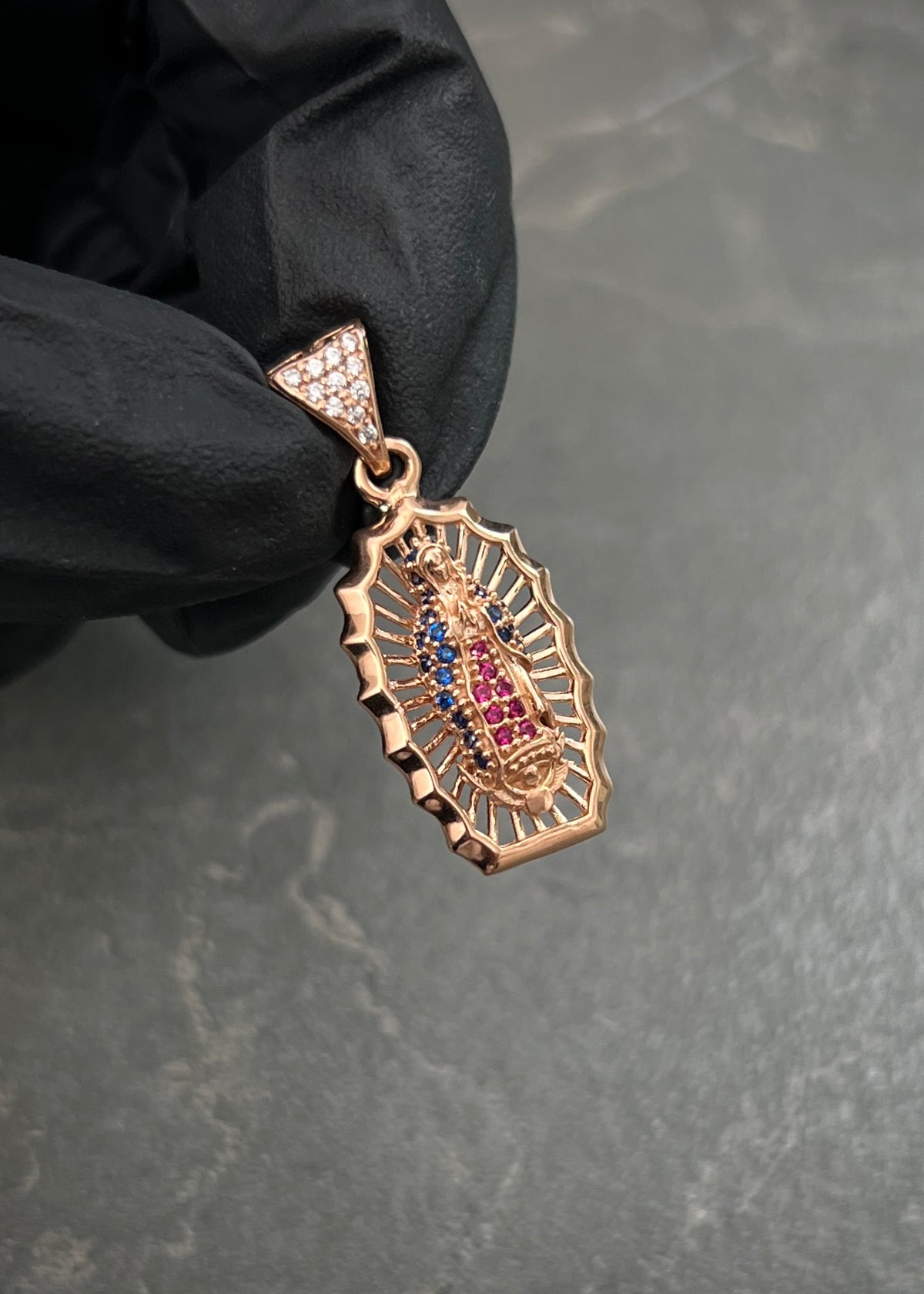 Dije Virgen de Guadalupe con Swarovski Azul y Fucsia 2.9gr / 3cm / 13mm — Oro Rosado