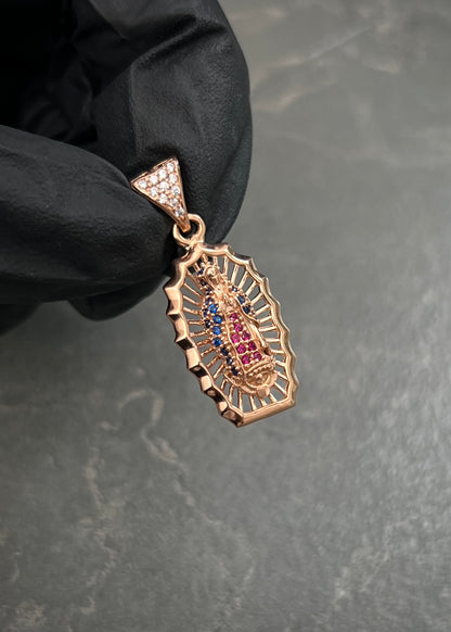 Dije Virgen de Guadalupe con Swarovski Azul y Fucsia 2.9gr / 3cm / 13mm — Oro Rosado