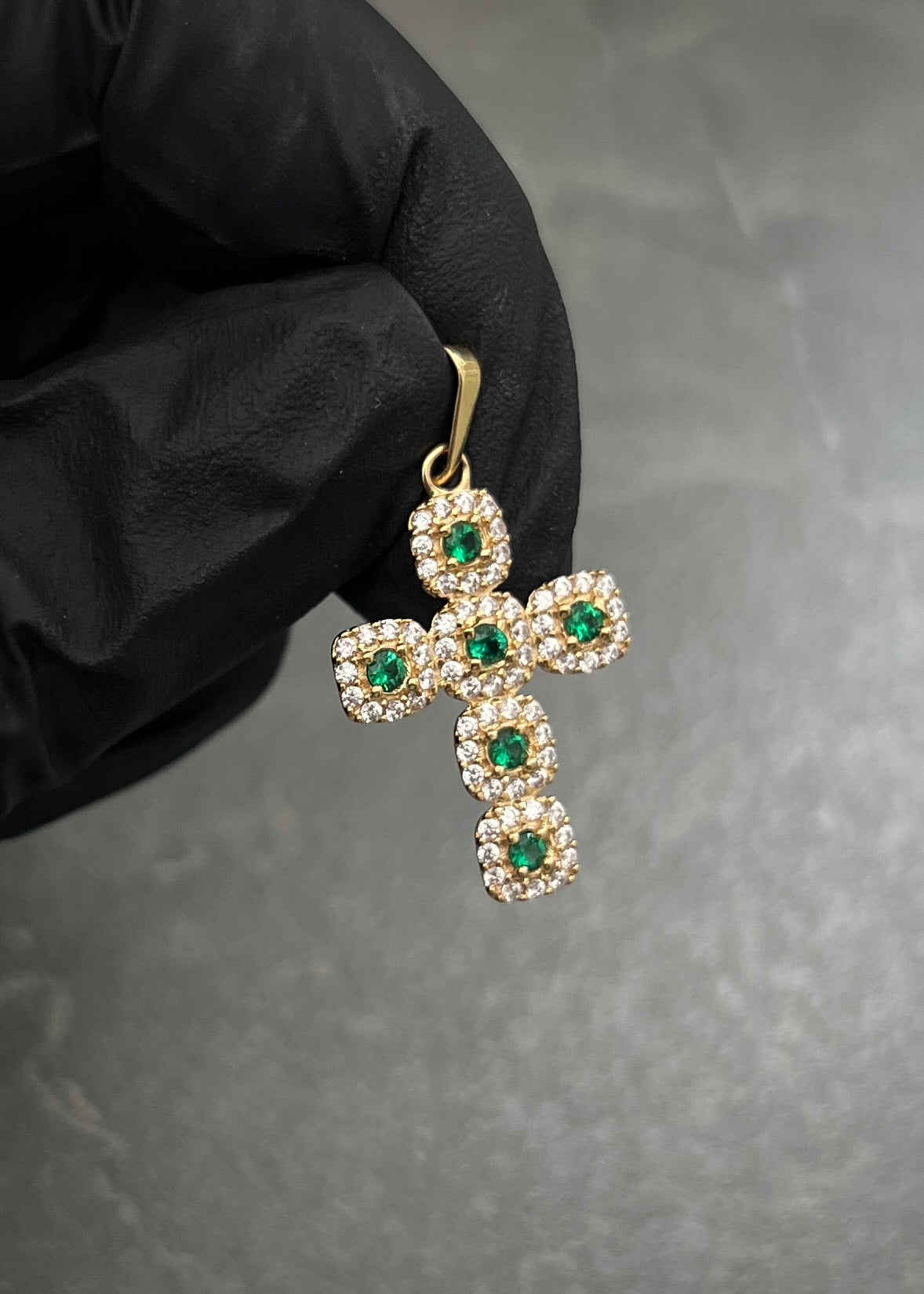 Dije Cruz con Swarovskis Blancos y Verdes 1.8gr / 3cm / 16mm — Oro Amarillo