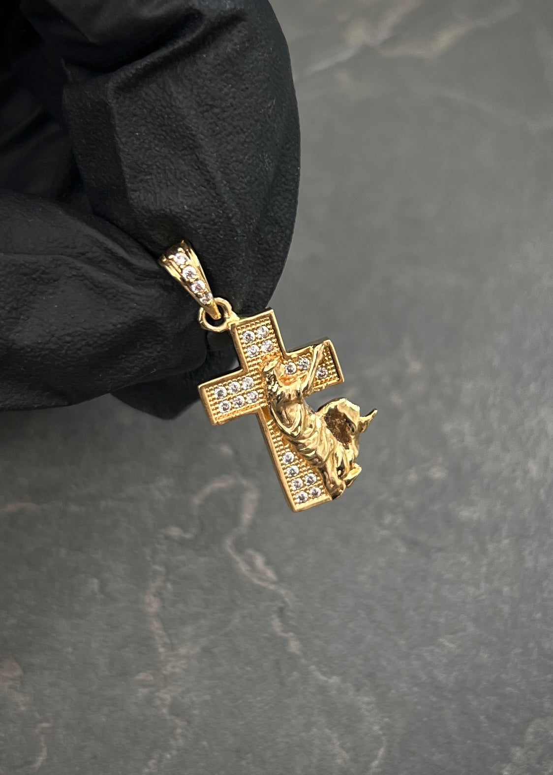 Dije Cruz con Cristo Swarovskis Blancos 2gr / 2.4cm / 14mm — Oro Amarillo