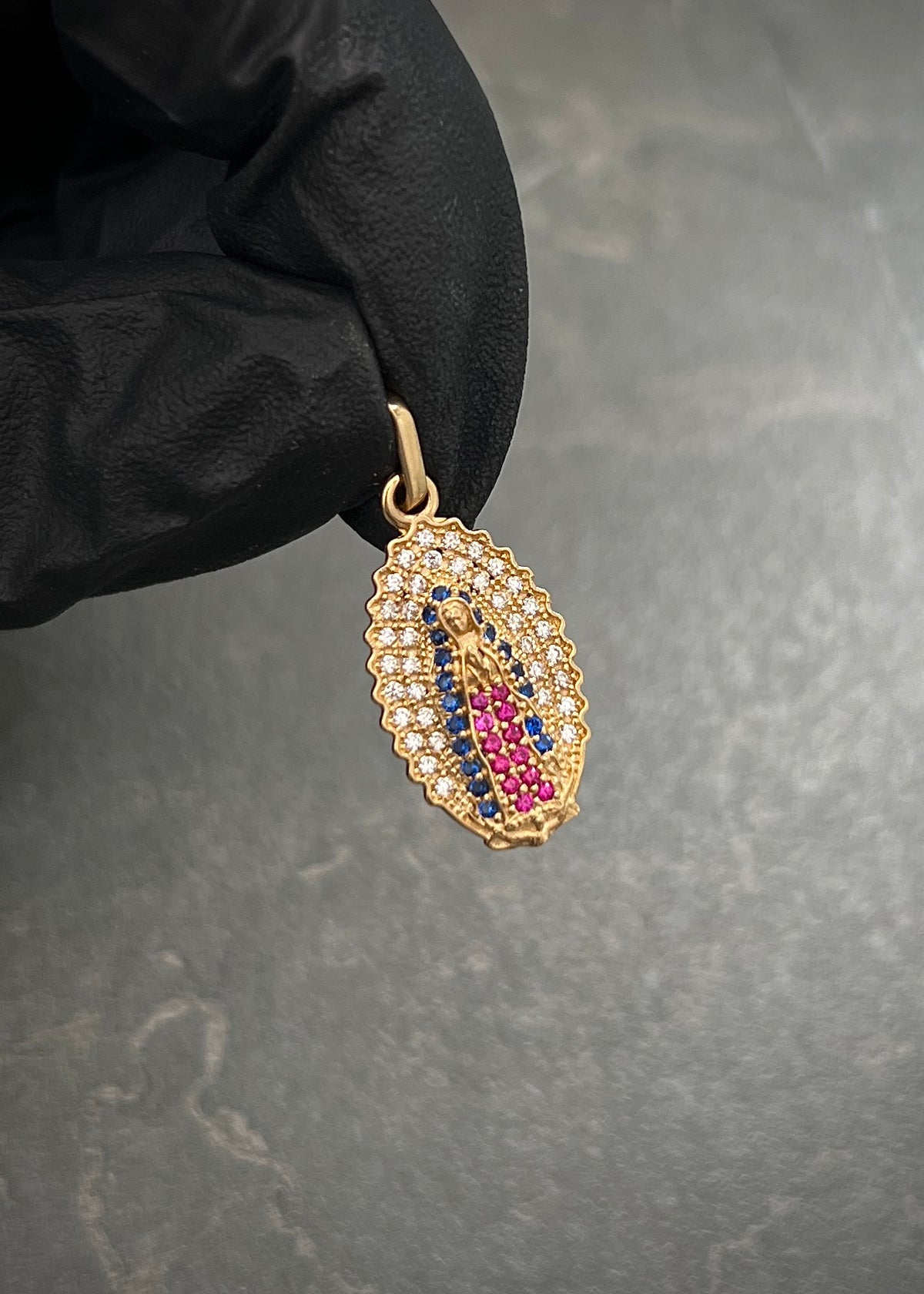 Dije Virgen de Guadalupe con Swarovski Azul y Fucsia 2.1gr / 2.7cm / 11mm — Oro Amarillo