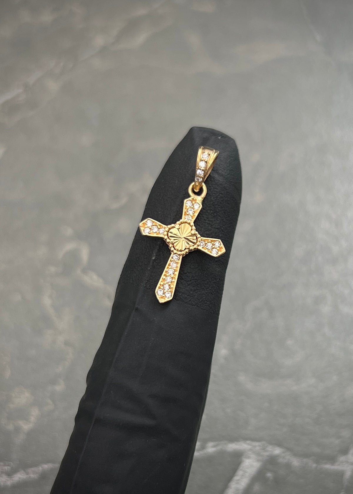Dije Cruz Lucky Clover con Swarovski Blanco 1.2gr / 2.4cm / 13mm — Oro Amarillo