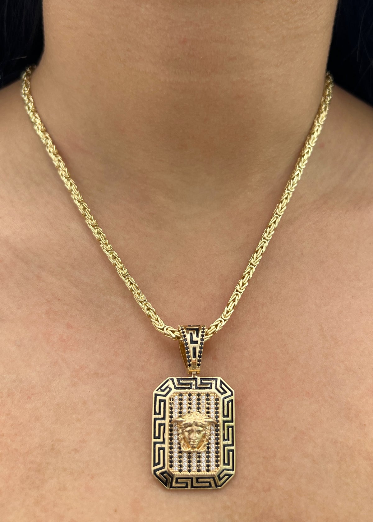 Dije Medusa con Swarovski Negro 11.75gr / 4.4cm / 23mm — Oro Amarillo