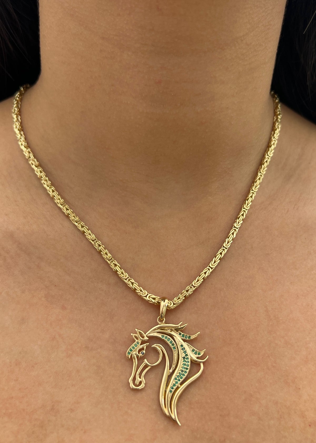 Dije Caballo con Swarovski Verde 7.15gr / 4.5cm / 30mm — Oro Amarillo