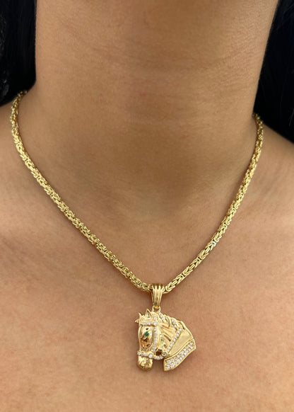 Dije Caballo con Swarovski Blanco y Verde 8.2gr / 3.4cm / 24mm — Oro Amarillo