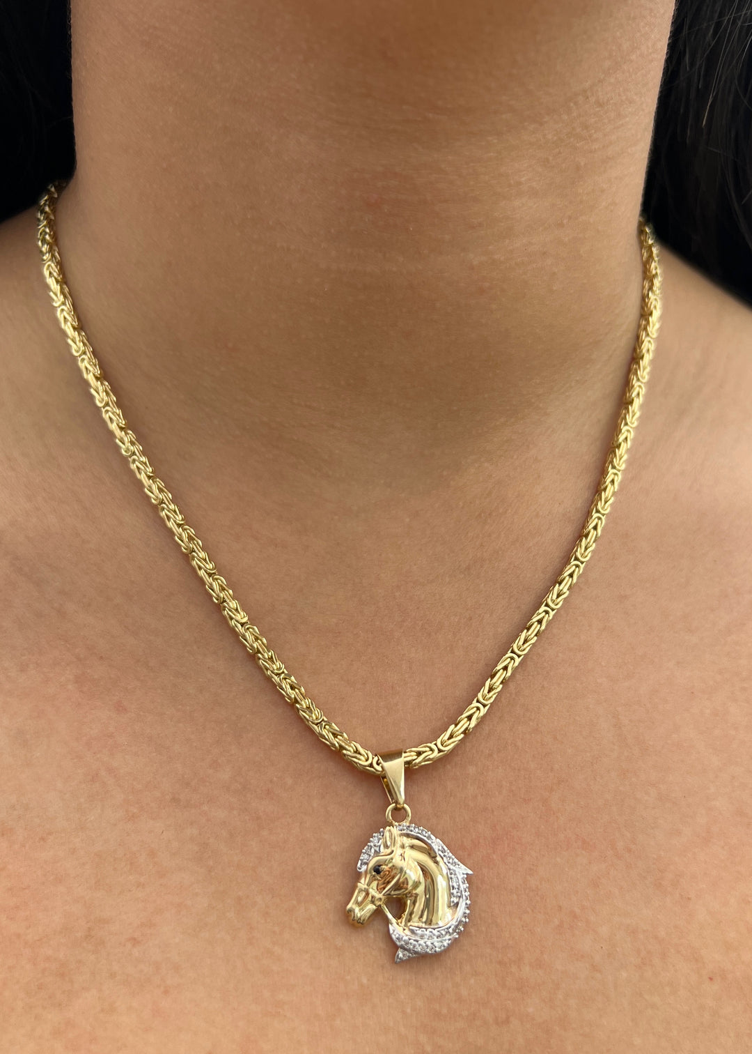 Dije Caballo con Swarovski Blanco 2.85gr / 3cm / 20mm — Oro Amarillo