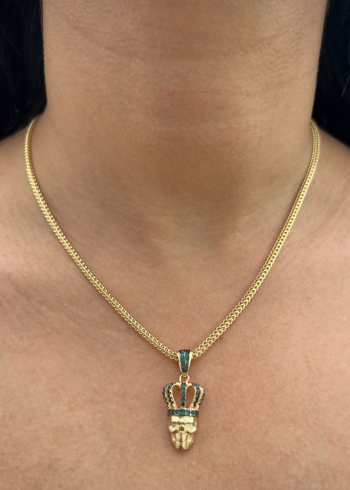 Dije Calavera con Swarovski Verde 4.05gr / 3cm / 13.9mm — Oro Amarillo