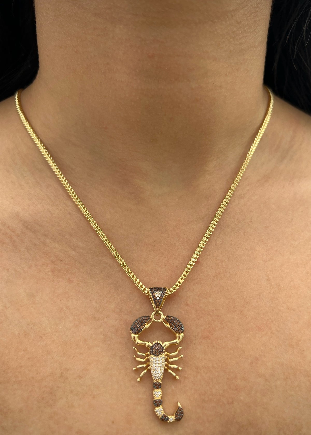 Dije Escorpion con Swarovskis 6.9gr / 4.8cm / 20mm — Oro Amarillo