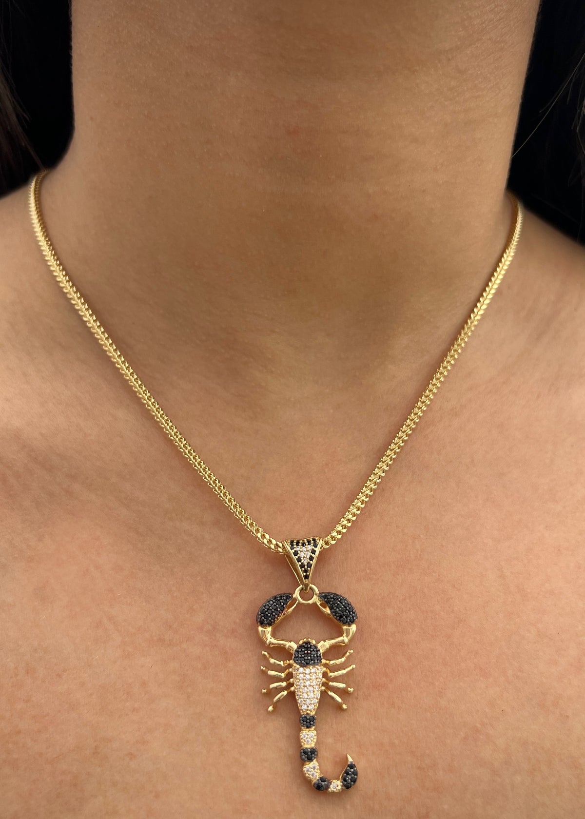 Dije Escorpion con Swarovskis 6.7gr / 4.8cm / 20mm — Oro Amarillo
