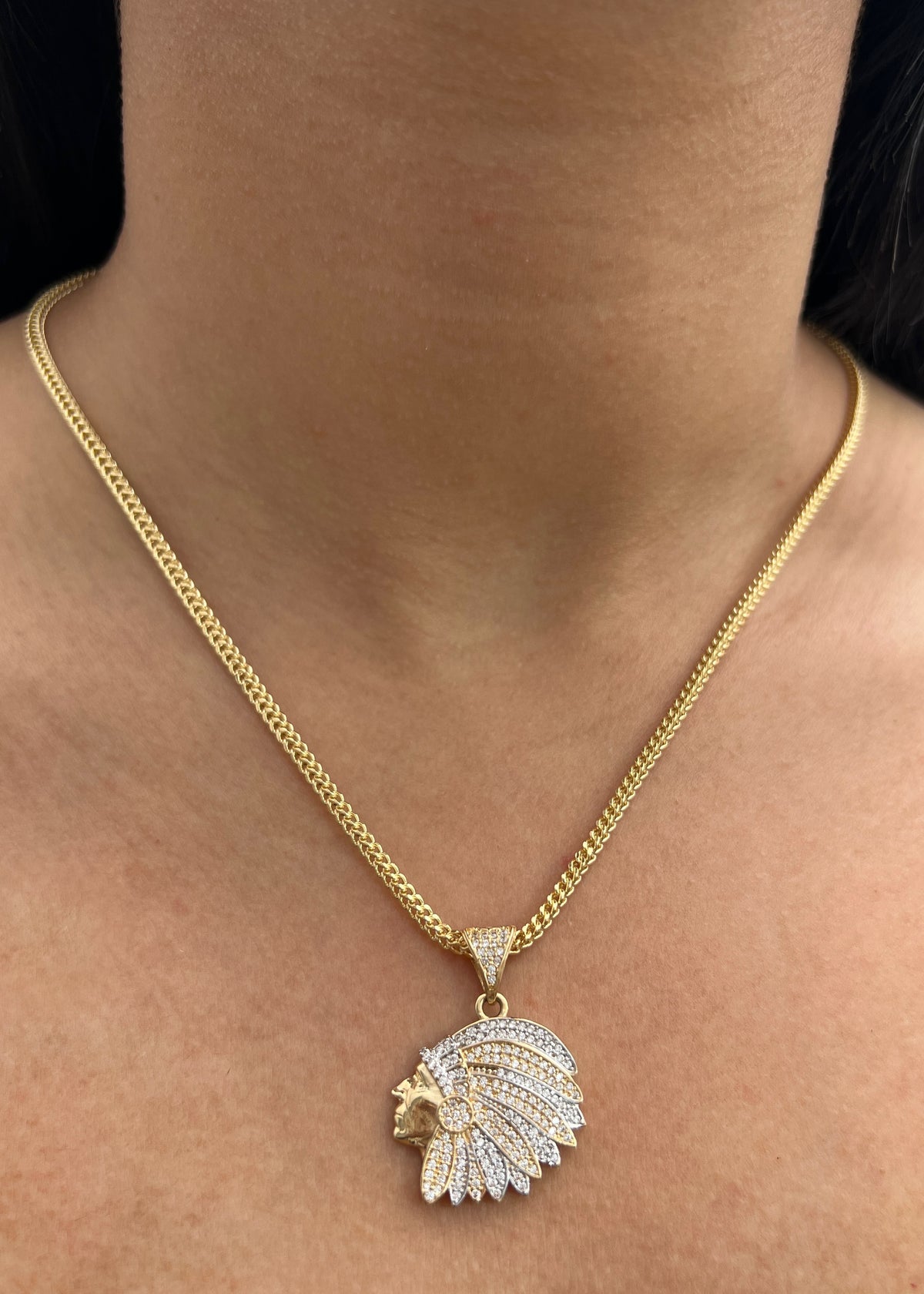 Dije Indio con Swarovski Blancos 5.75gr / 3.3cm / 23mm — Oro Amarillo