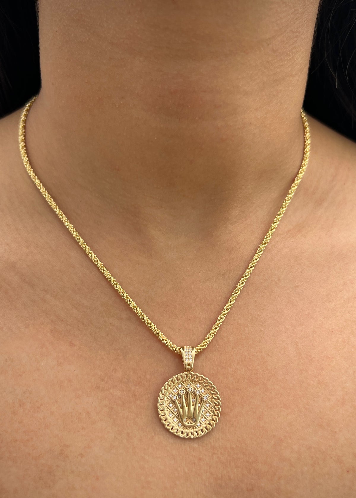 Dije Corona Rx con Swarovski Blanco 5.35gr / 3cm / 21mm — Oro Amarillo