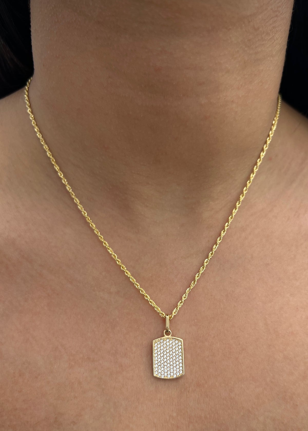 Dije Placa con Swarovski Blanco 1.9gr / 2.3cm / 11.4mm — Oro Amarillo