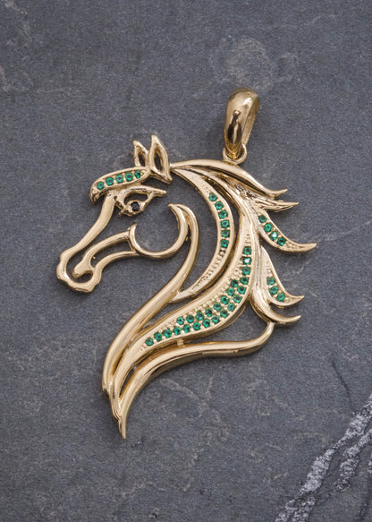 Dije Caballo con Swarovski Verde 7.15gr / 4.5cm / 30mm — Oro Amarillo