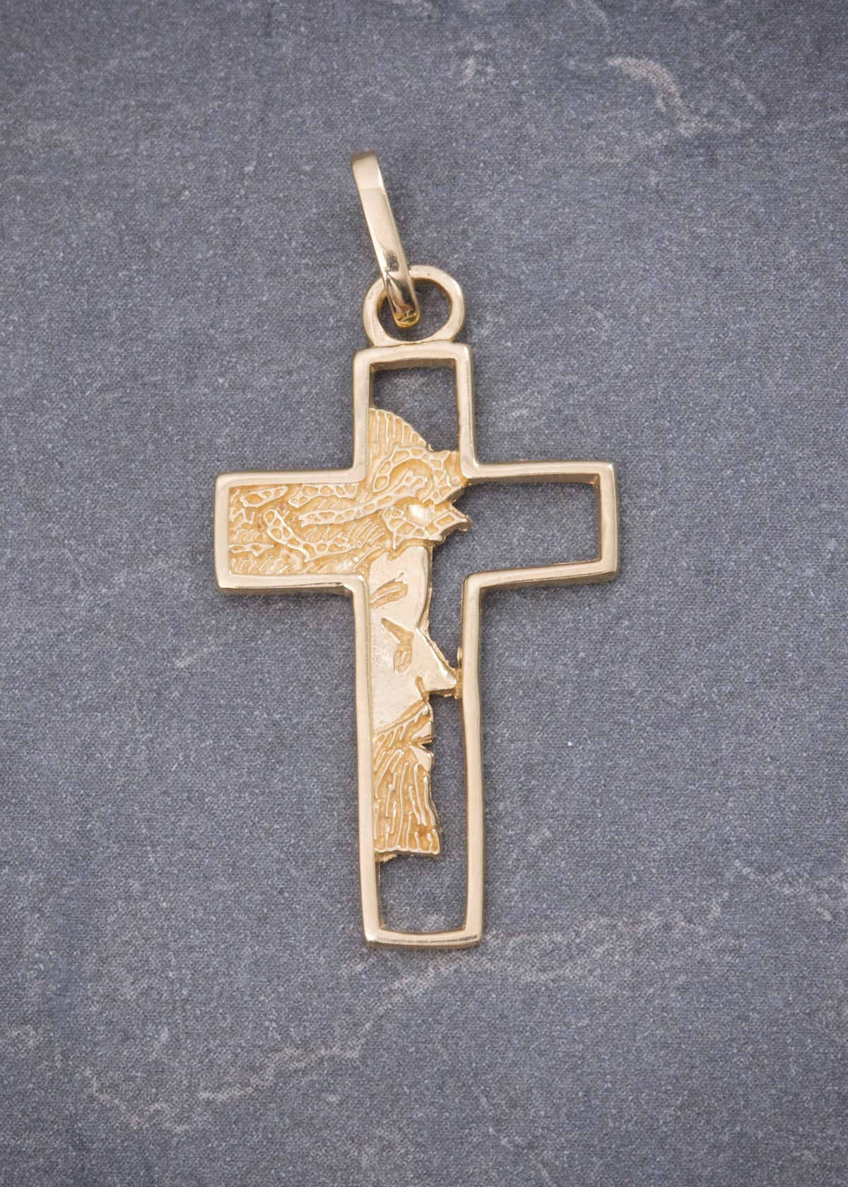 Dije Cruz con Cristo 1.95gr / 3.5cm / 17mm — Oro Amarillo