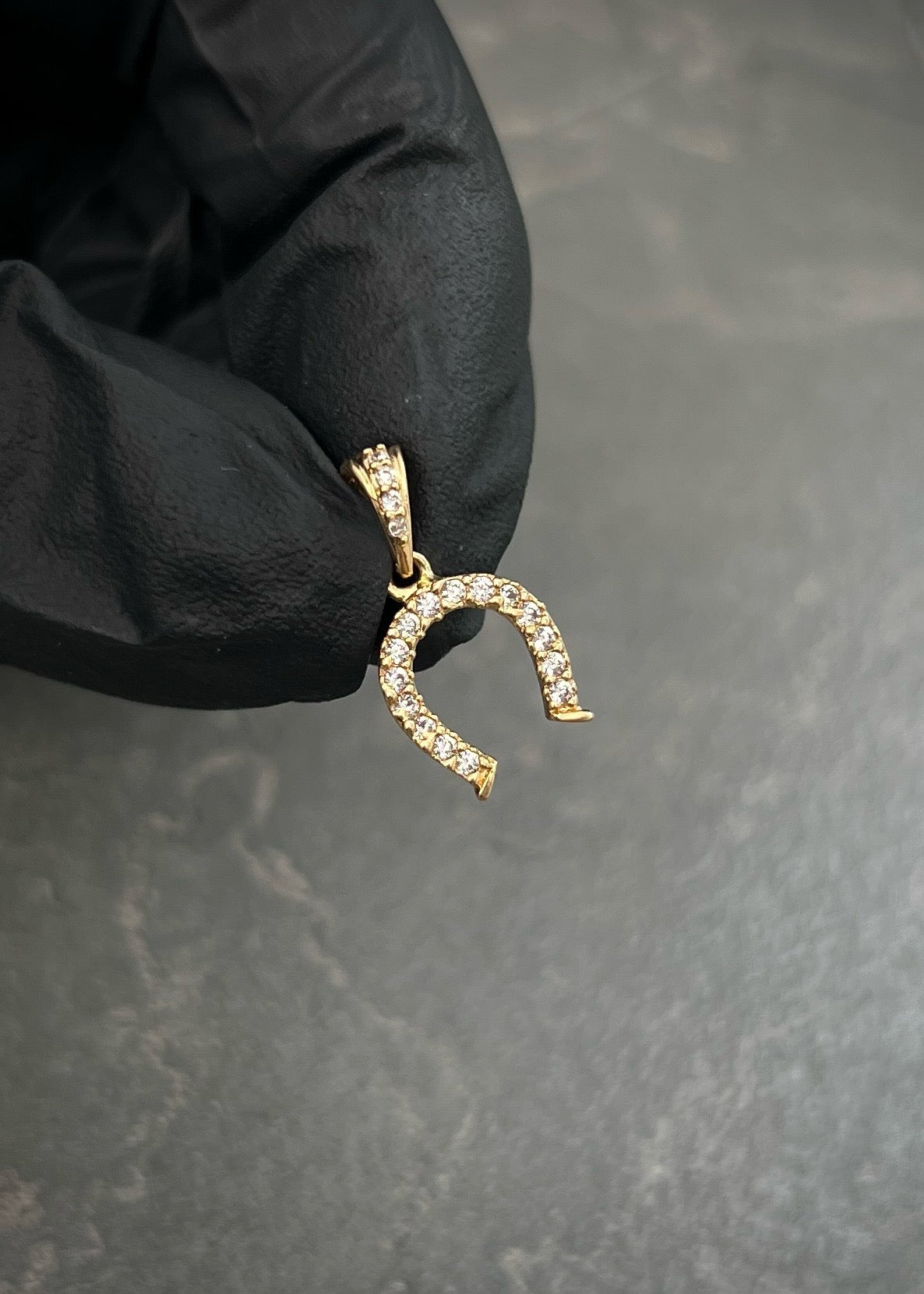 Dije Herradura de Caballo con Swarovski Blanco 0.9gr / 1.7cm / 9.5mm — Oro Amarillo