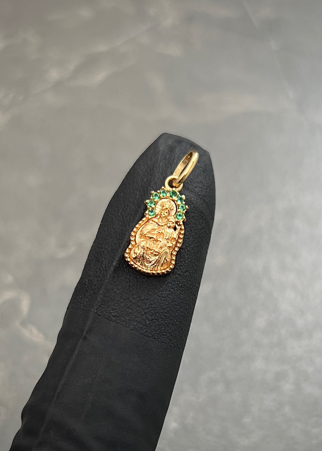 Dije Virgen del Carmen con Swarovski Verde 1.1gr / 1.7cm / 7mm — Oro Amarillo