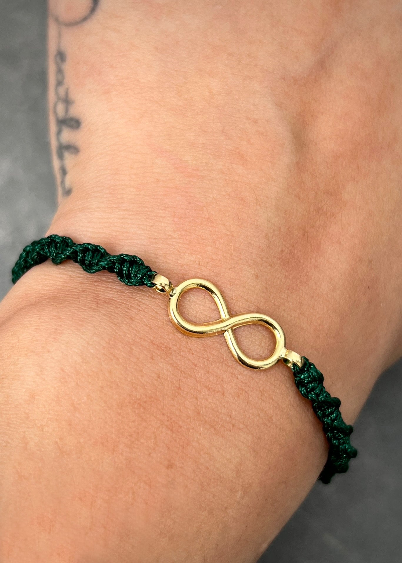 Pulsera en hilo verde con herraje infinito 0.45gr / Oro Amarillo (Joya) M