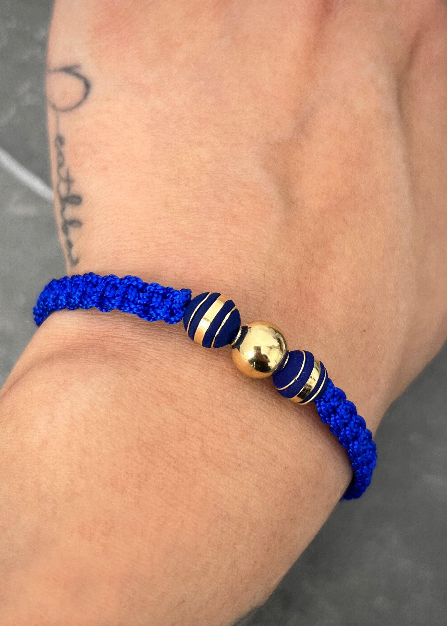 Pulsera en hilo azul con bolas lisas y neoros 0.4gr / Oro Amarillo (Joya) M