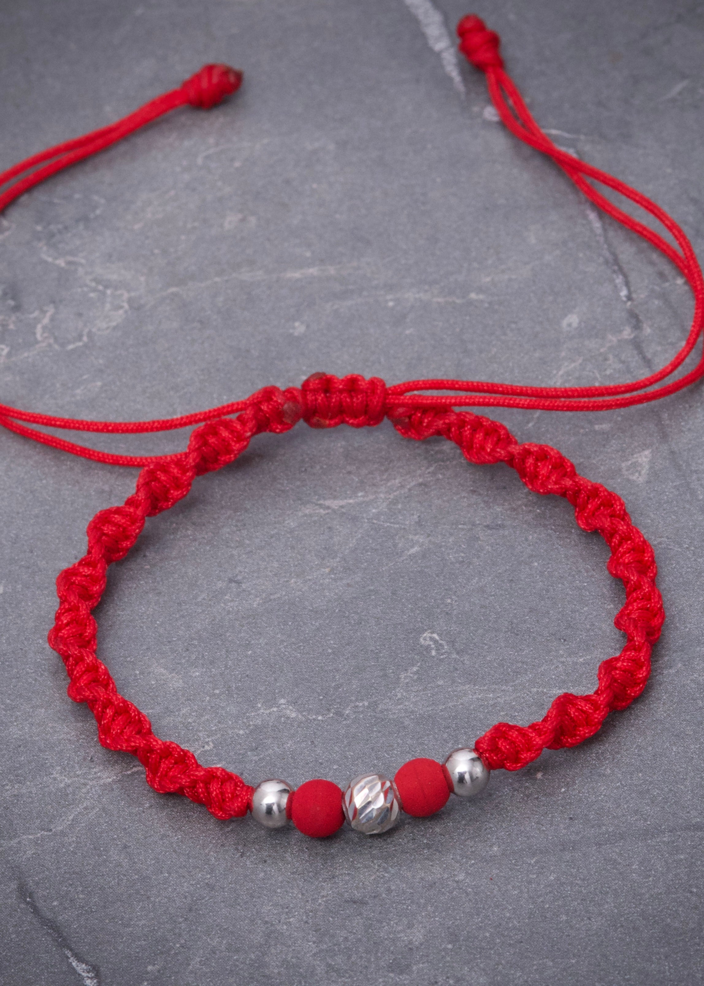 Pulsera en hilo rojo con bolas lisas diamantada y neoprenos 0.35gr / Oro Blanco (Joya) M