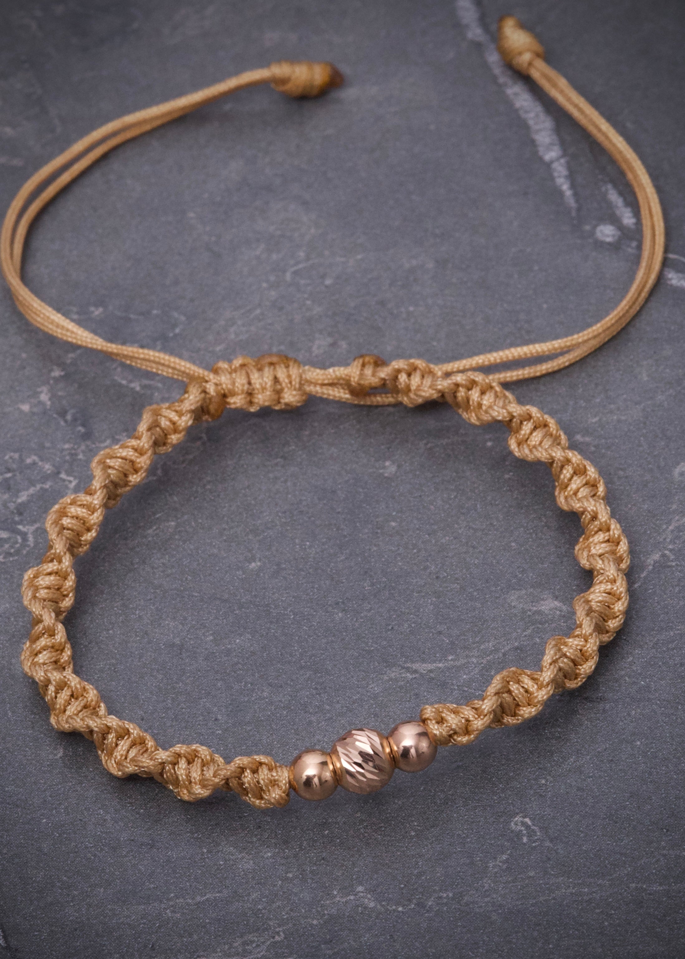 Pulsera en Hilo beige con bolas lisas y diamantada 0.35gr / Oro Rosado (Joya) M