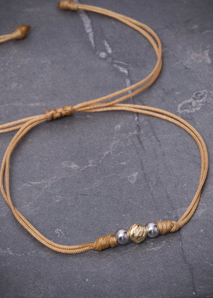 Pulsera en hilo Beige con bolas lisas y diamantada 0.35gr / Dos Oros (Joya) M