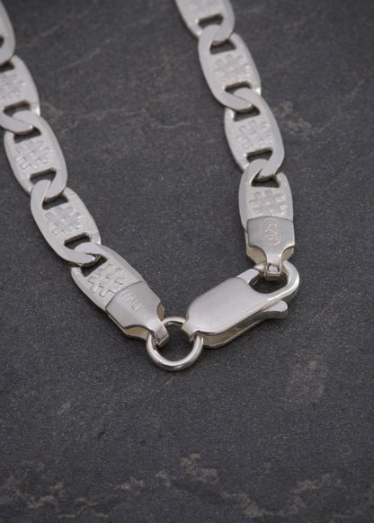 Cadena plana con grabado 15.65gr / Largo 65cm / — — Plata