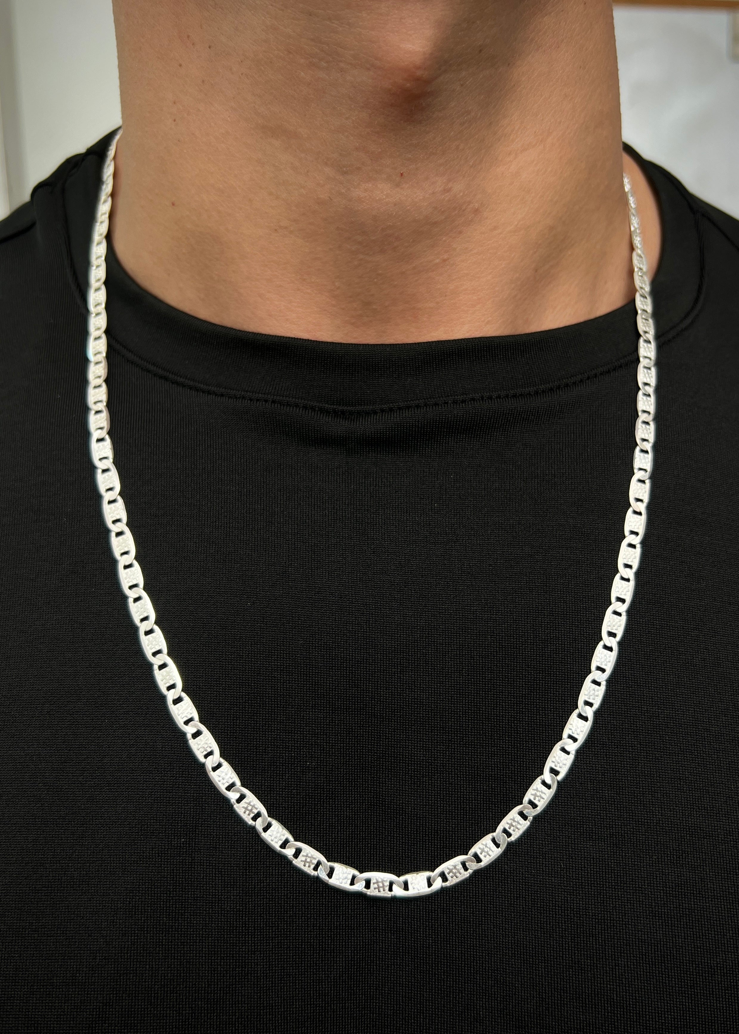Cadena plana con grabado 15.65gr / Largo 65cm / — — Plata