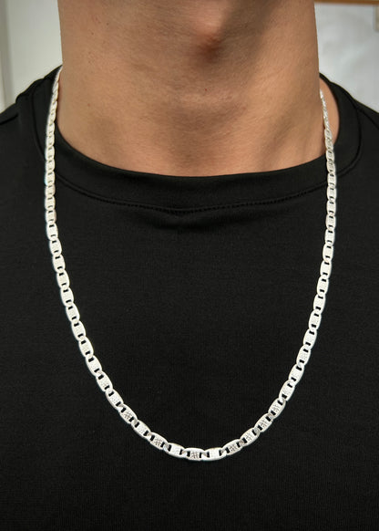 Cadena plana con grabado 15.65gr / Largo 65cm / — — Plata