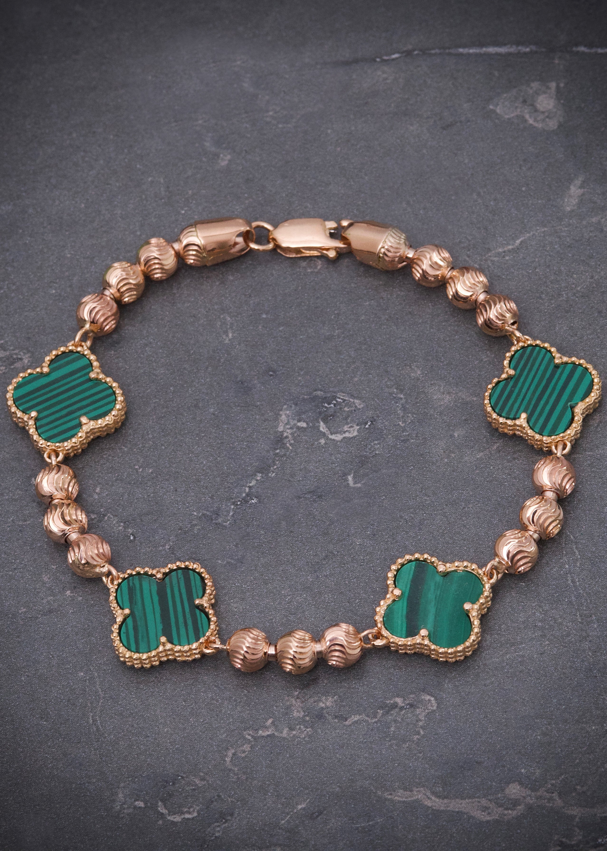 Pulso lucky clover piedra verde 13.35gr / Largo 19cm / Oro Rosado Nac B