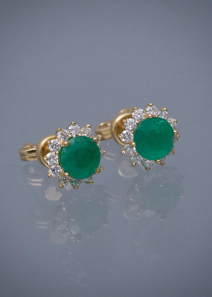 Topos con 81pts de esmeraldas y 35pts de diamantes 2.6gr / Largo 0.8cm / Oro Amarillo (Joya) M