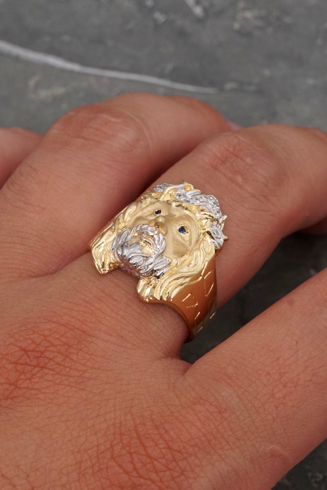 Anillo rostro de jesus con swarovski 8.6gr / Talla 10 1/4 — Oro Amarillo