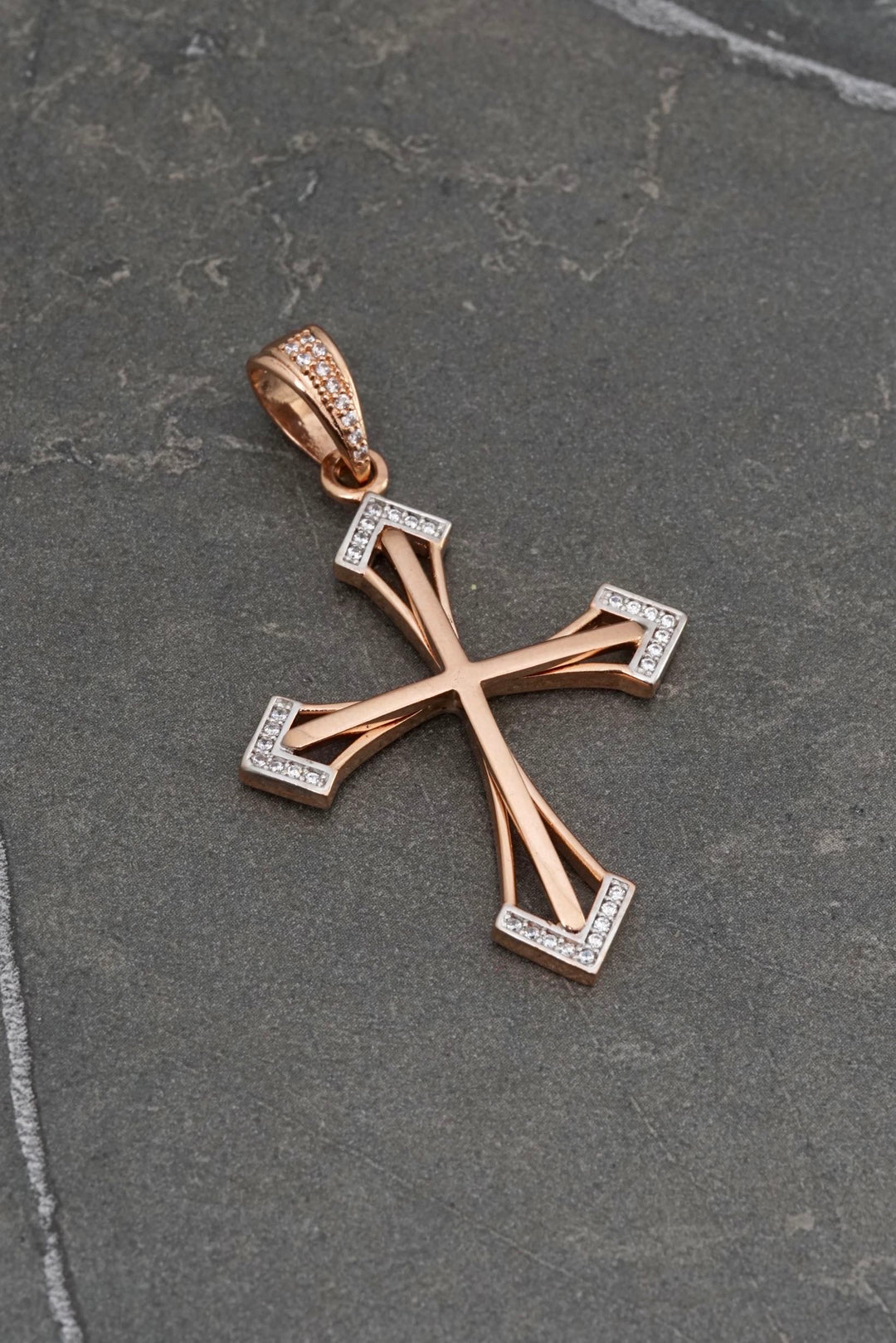 Dije cruz con swarovski blanco 5.9gr / Largo 5cm — Oro Rosado
