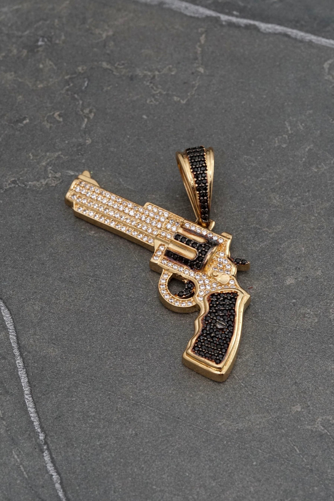 Dije revolver con swarovski negro y blanco 10.8gr / Largo 4cm — Oro Amarillo
