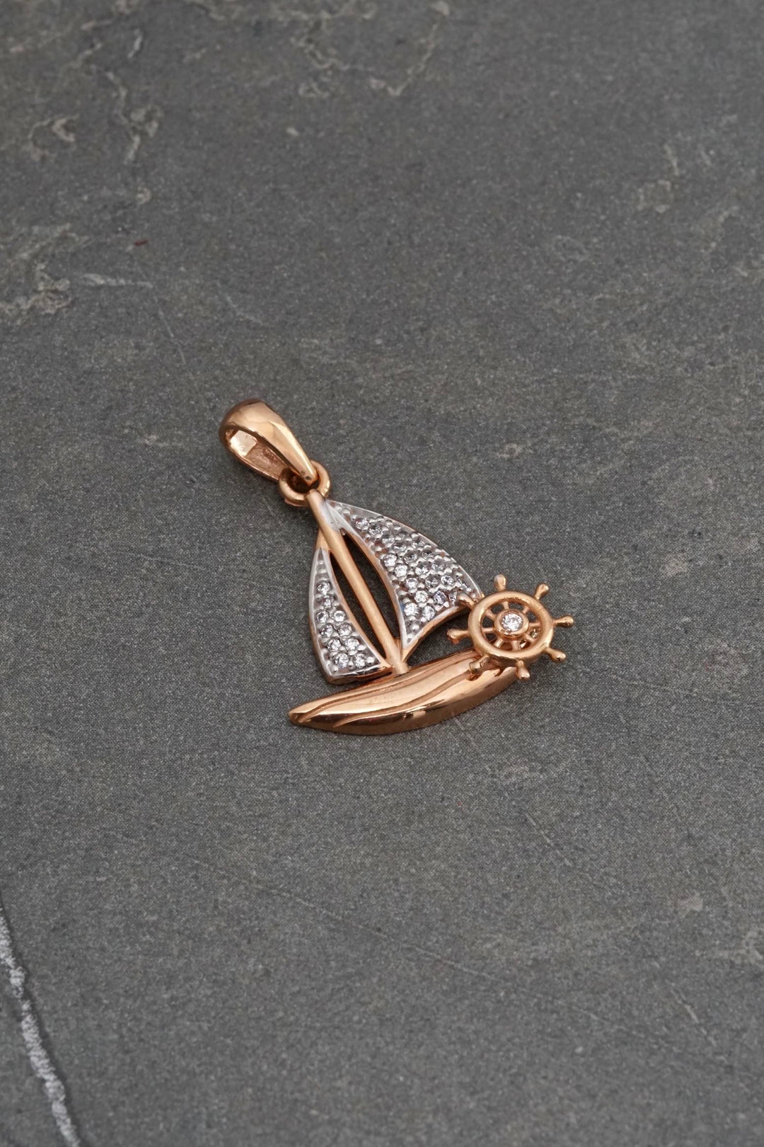Dije barco con swarovski blanco 2.65gr / Largo 2.7cm — Oro Rosado