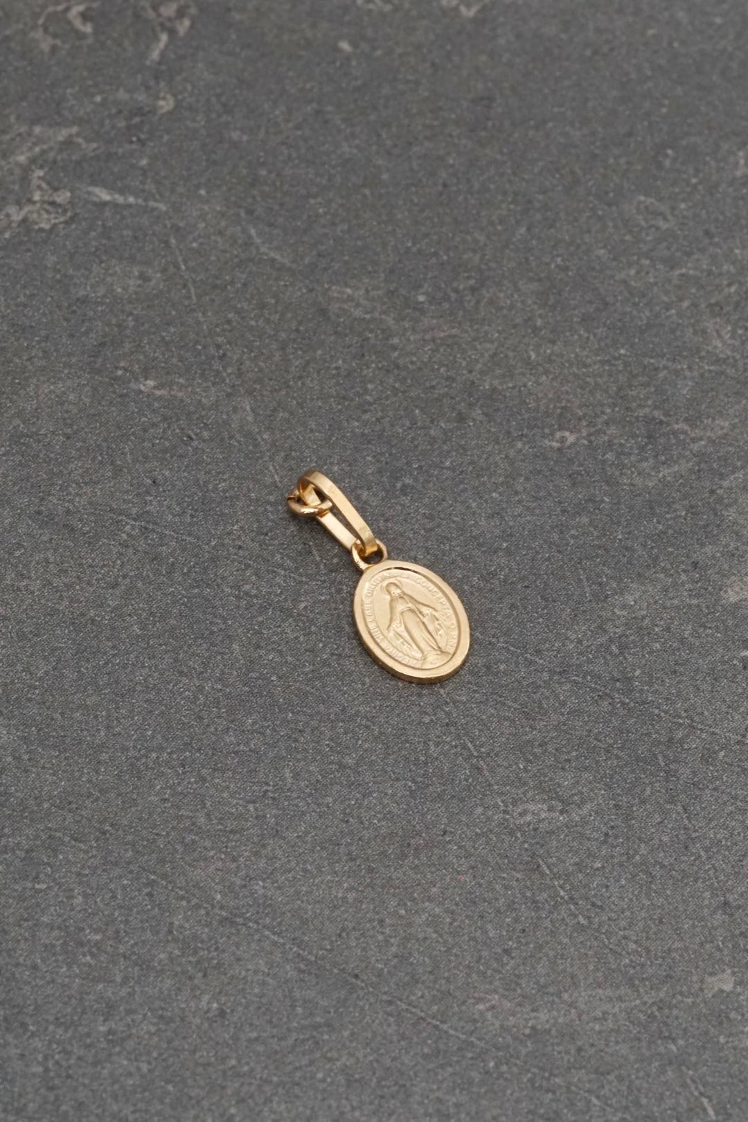 Dije virgen de la Milagrosa 0.55gr / Largo 1.5cm — Oro Amarillo