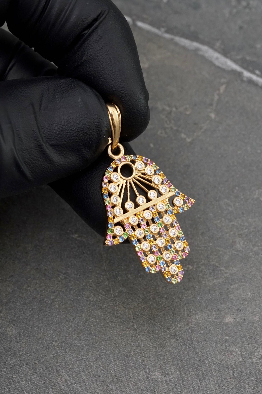 Dije Mano hs con swarovski multicolor 3.95gr / Largo 3.9cm — Oro Amarillo