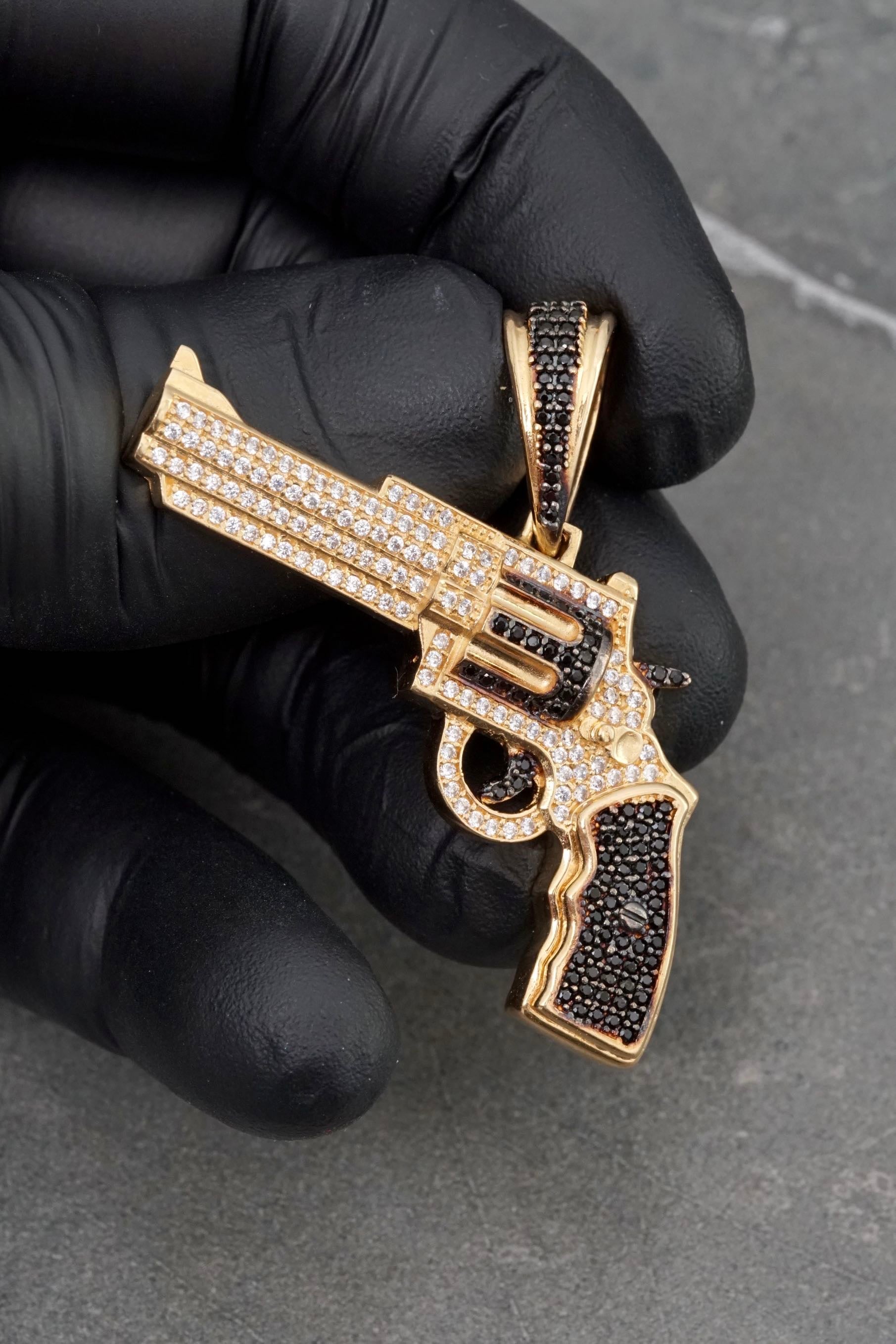 Dije revolver con swarovski negro y blanco 10.8gr / Largo 4cm / Oro Amarillo Nac P