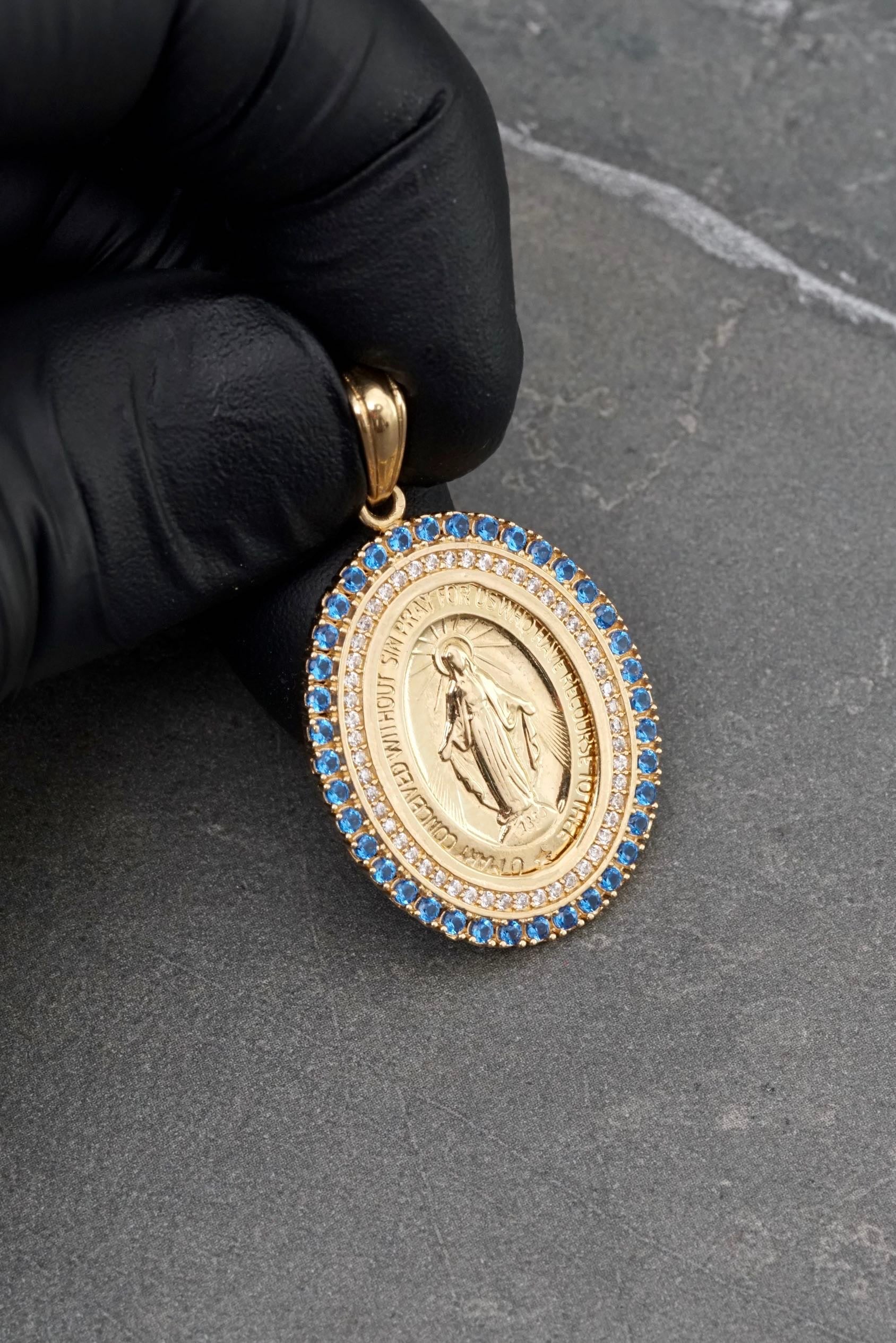 Dije virgen de la milagrosa con swarovski azul y blanco 6.65gr / Largo 3.9cm / Oro Amarillo Nac P