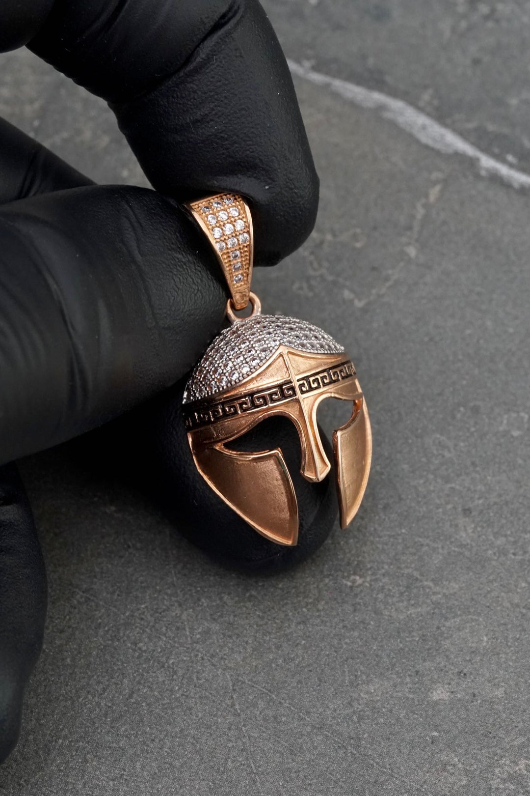 Dije gladiador con swarovski blanco 5.35gr / Largo 3.4cm — Oro Rosado
