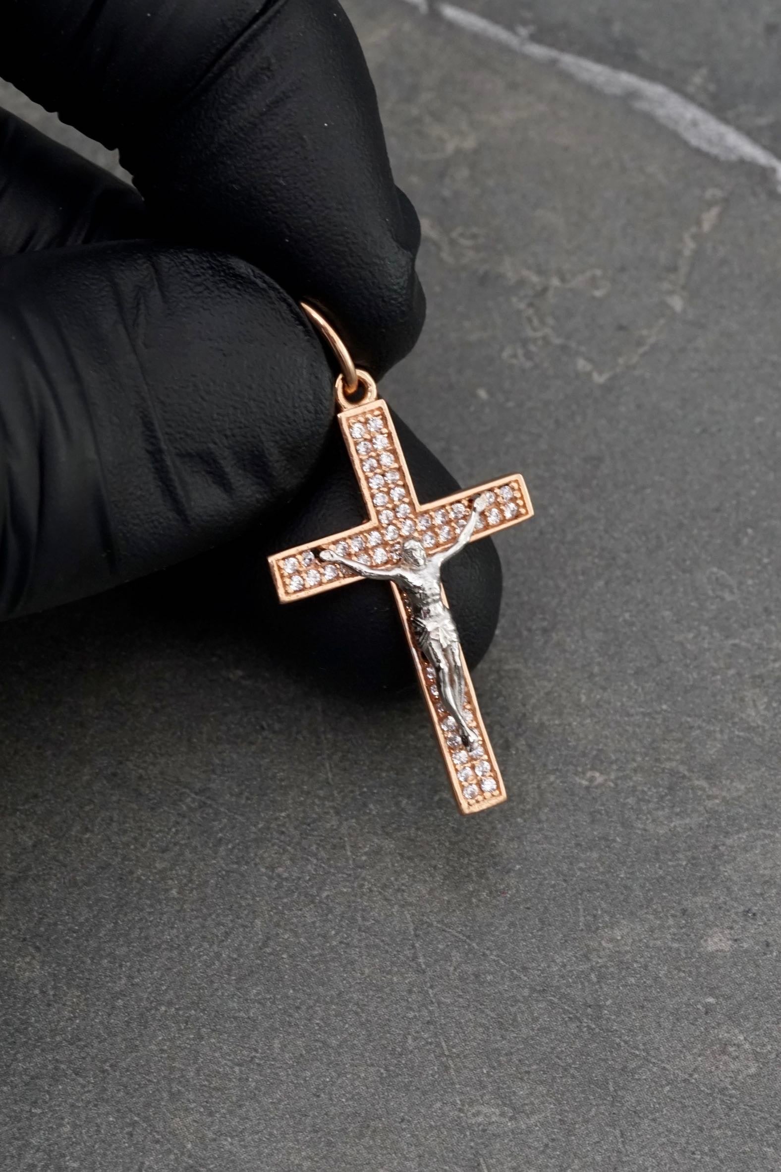 Dije cristo con swarovski blanco 2.5gr / Largo 3.6cm / Dos Oros Nac P