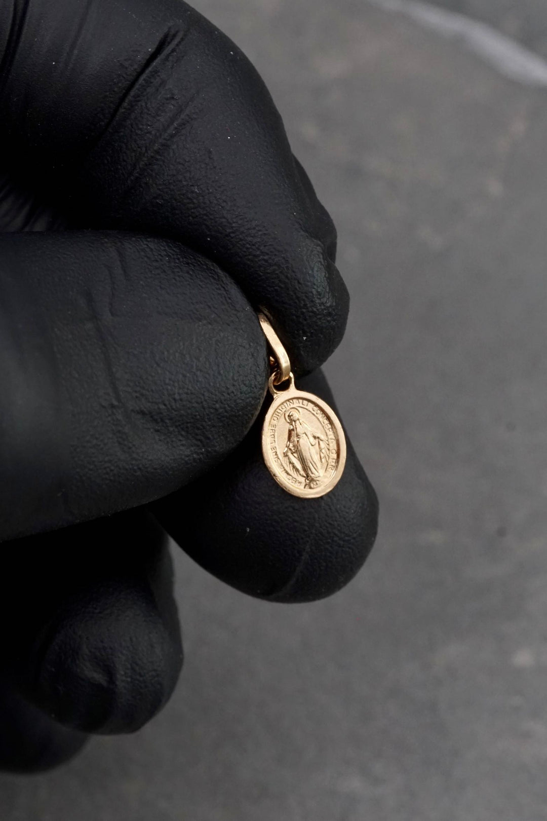 Dije virgen de la Milagrosa 0.55gr / Largo 1.5cm — Oro Amarillo