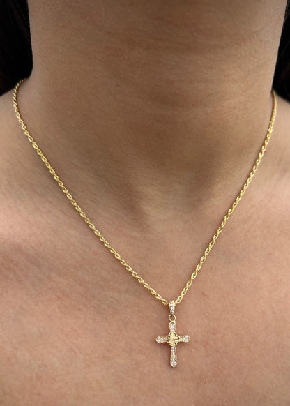 Dije Cruz Lucky Clover con Swarovski Blanco 1.2gr / 2.4cm / 13mm — Oro Amarillo