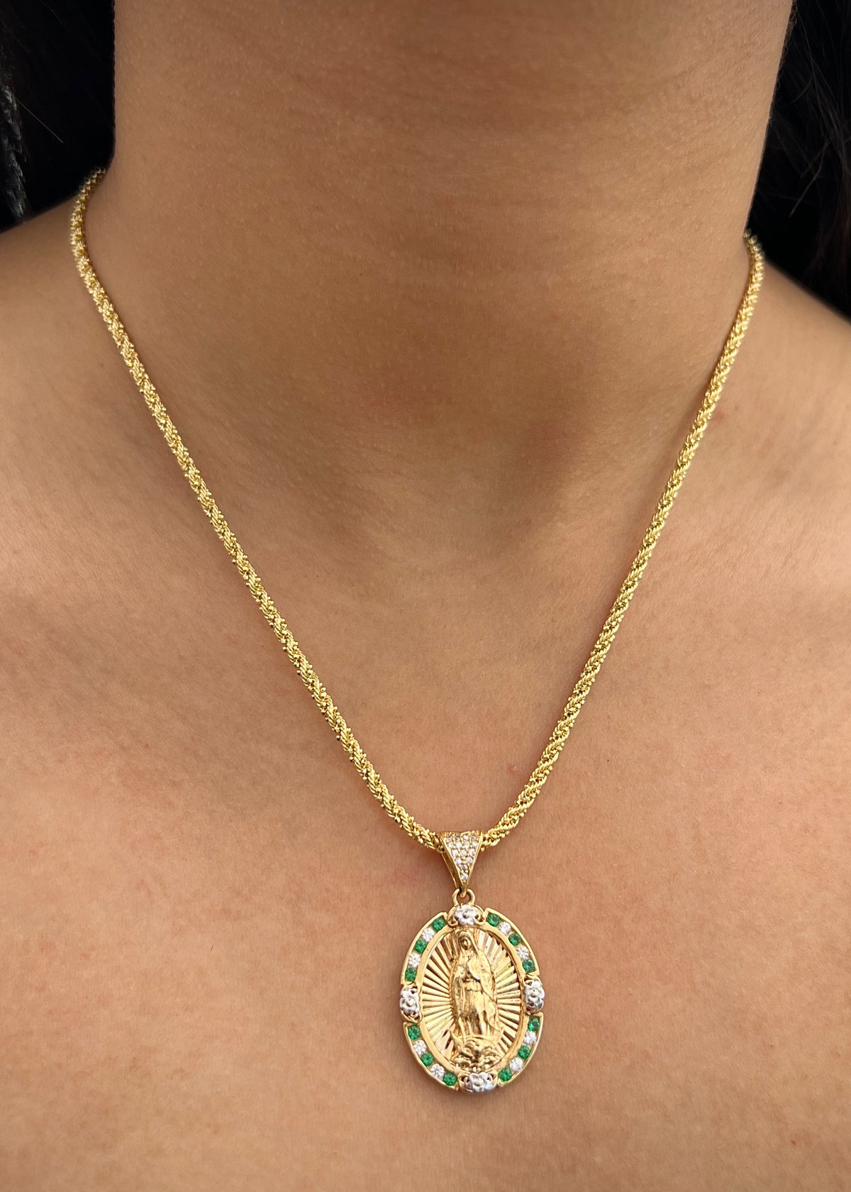 Dije Virgen de Guadalupe con Swarovski Verde y Blanco 6.15gr / 3.1cm / 17mm — Oro Amarillo