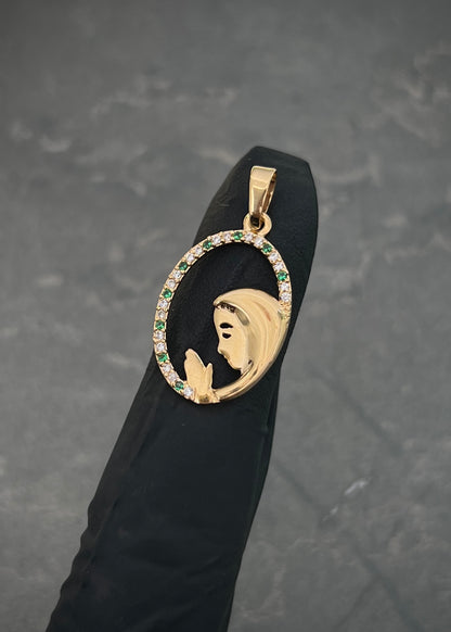Dije Virgen Maria con Swarovski Blanco y Verde 1.3gr / 2.7cm / 14mm — Oro Amarillo