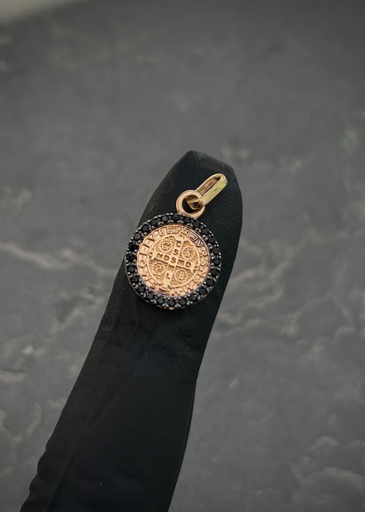 Dije San Benito con Swarovski Blanco y Negro 2.1gr / 2cm / 12mm — Oro Amarillo