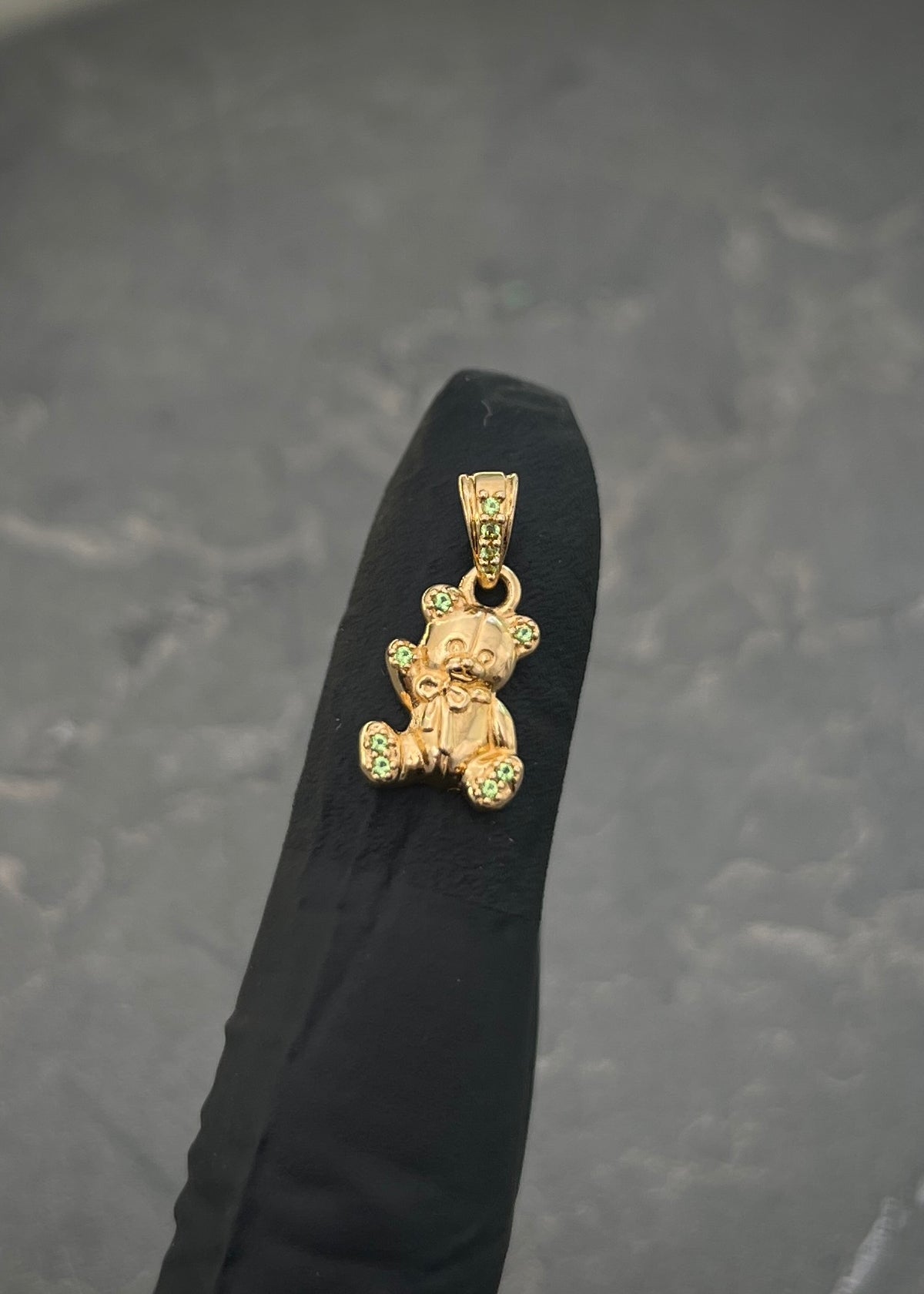 Dije Oso con Swarovski Verde 1.35gr / 1.7cm / 9mm — Oro Amarillo