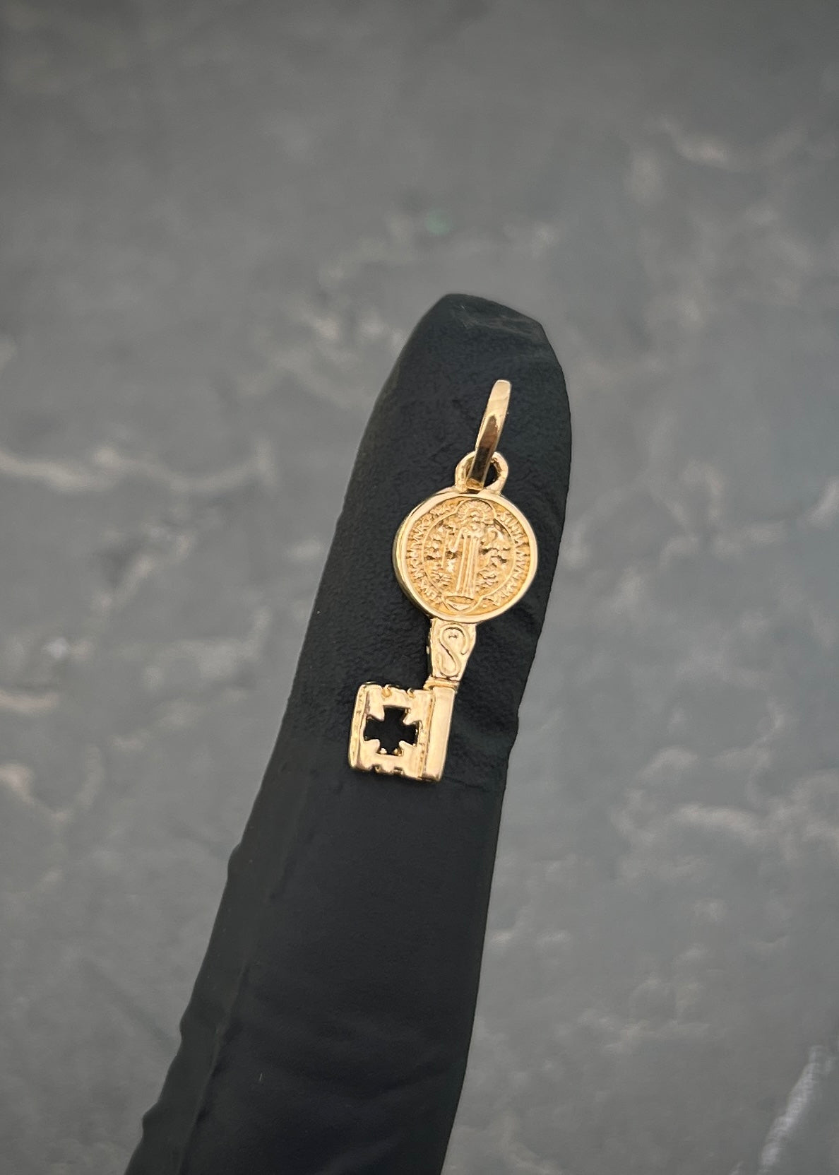 Dije Llave San Benito 1.9gr / 2.5cm / 8.6mm — Oro Amarillo