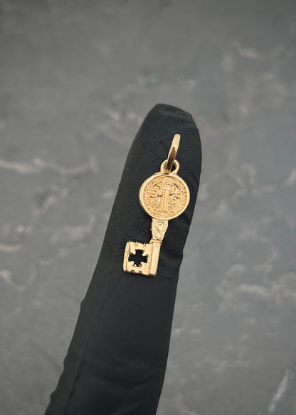 Dije Llave San Benito 1.9gr / 2.5cm / 8.6mm — Oro Amarillo