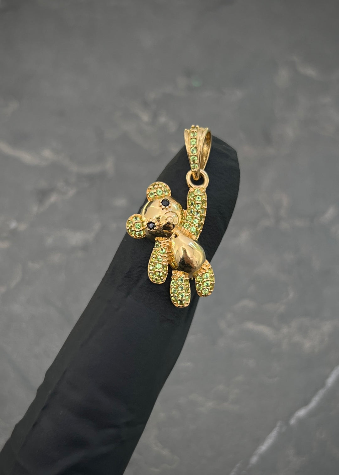 Dije Oso con Swarovski Verde 2.45gr / 2.6cm / 12mm — Oro Amarillo