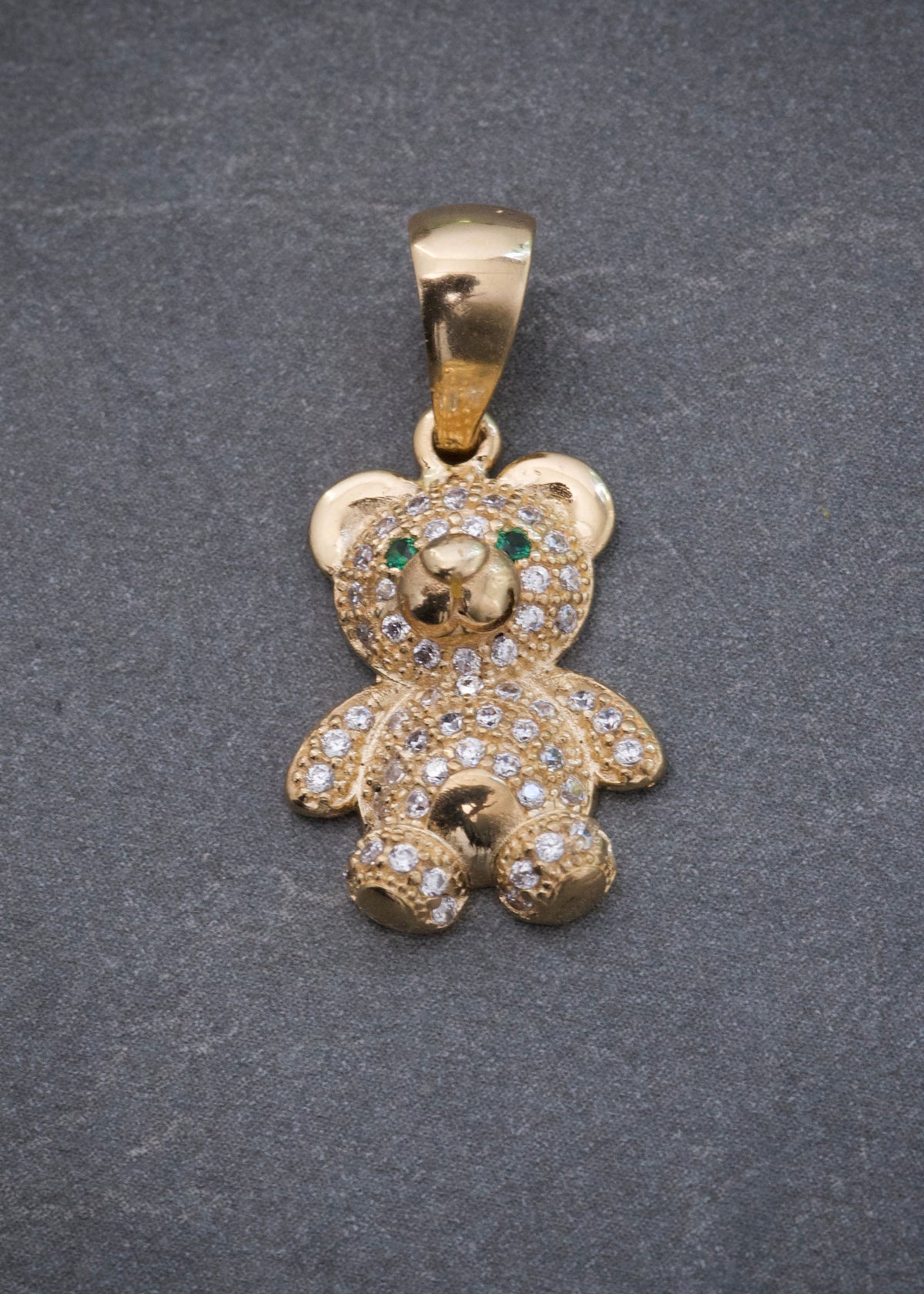 Dije Oso con Swarovski Verde y Blanco 2.25gr / 2.4cm / 12mm — Oro Amarillo